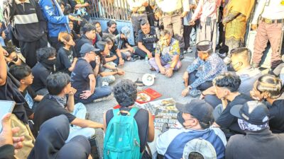 Bakar Ban dan Almamater Warnai Aksi Mahasiswa UINSA, Desak Rektor Definitif dan Tolak Penunjukan Plt