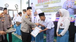 Wujud Kepedulian, Kapolres Jombang Serahkan Beasiswa kepada Putra-Putri Pegawai Negeri Pada Polri Berprestasi