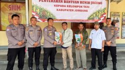 Polres Jombang Serahkan Bantuan Benih Jagung dari Kementerian Pertanian kepada Kelompok Tani di Kecamatan Mojowarno