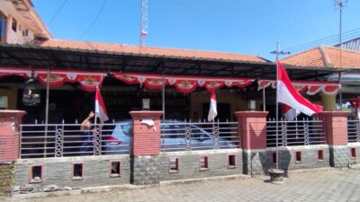 Sambut HUT ke-81 RI, PWI Mojokerto Raya Gelar Kerja Bakti dan Pasang Atribut Kemerdekaan