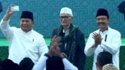 Presiden Prabowo Subianto Menerima Kartu Anggota NU Saei Rais Aam PBNU KH.Miftachul Akhyar Didampinggi Oleh Sekjen PBNU Sayfulloh Yusuf (Gus Ipul)