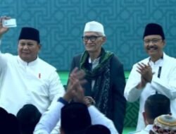 Presiden Prabowo Subianto Menerima Kartu Anggota NU Saei Rais Aam PBNU KH.Miftachul Akhyar Didampinggi Oleh Sekjen PBNU Sayfulloh Yusuf (Gus Ipul)