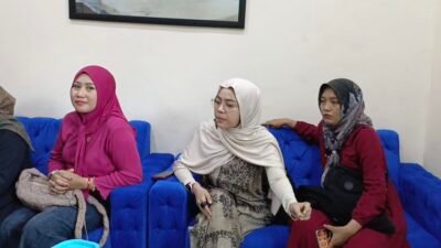 Kisruh Keberangkatan Umrah, Puluhan Jamaah Geruduk Kantor AAT Mojokerto