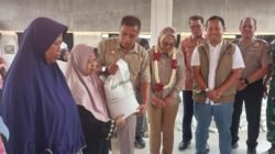 Perum Bulog Mojokerto Salurkan Bantuan Pangan, 512 KPM Desa Dlanggu Masing-Masing Terima 30 Kg