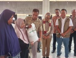 Perum Bulog Mojokerto Salurkan Bantuan Pangan, 512 KPM Desa Dlanggu Masing-Masing Terima 30 Kg