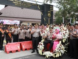 Tradisi Pedang Pora Iringi Pisah Sambut Kapolres Jombang