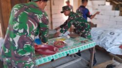 Anggota Koramil 0814-19/Megaluh Bantu Penyiapan Makanan bagi Satgas TMMD ke-130 di Desa Pojok Klitik