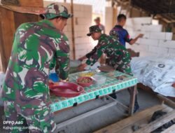 Anggota Koramil 0814-19/Megaluh Bantu Penyiapan Makanan bagi Satgas TMMD ke-130 di Desa Pojok Klitik