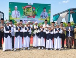 Pimpin Upacara Hari Santri di Ponpes Nurul Islam, Kapolres Mojokerto Apresiasi Petugas Upacara dengan Hadiah Sepatu