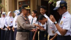 Polisi Peduli Pendidikan, Kapolres Jombang dan Kapolsek Jajaran Jadi Inspektur Upacara di Sekolah