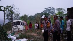Polisi Bergerak Cepat Evakuasi 8 Korban Elf Kecelakaan di Jalur Gotekan Pacet