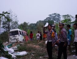 Polisi Bergerak Cepat Evakuasi 8 Korban Elf Kecelakaan di Jalur Gotekan Pacet